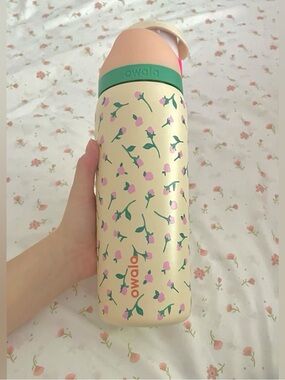 Owala FreeSip 32oz water bottle Tea Time rosebud floral pattern